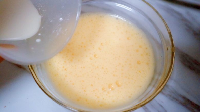 宝宝蛋卷（无黄油版）,再次搅拌均匀，均匀后加入配方奶或者牛奶，配方奶奶粉可以放一勺水少放一些凑够15g就可以