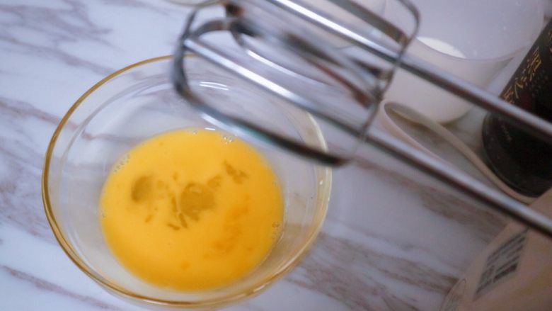 宝宝蛋卷（无黄油版）,我们用搅拌器打几下无需打发，或者用筷子用力搅拌，搅拌均匀就可以