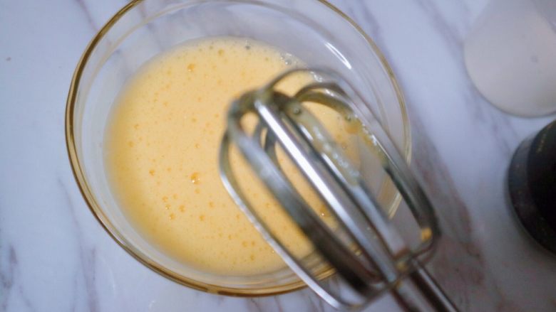 宝宝蛋卷（无黄油版）,如果家里有打蛋器搅拌几下就可以了，搅拌均匀如图