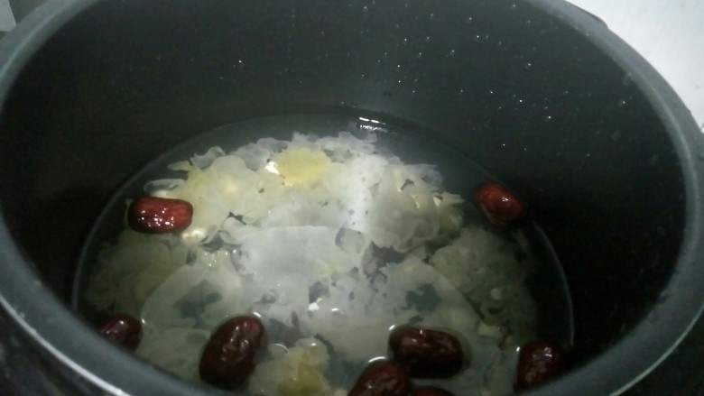 电饭煲   桂圆莲子银耳羹,将所有食材倒入电饭锅内胆，洗净，加适量的水。