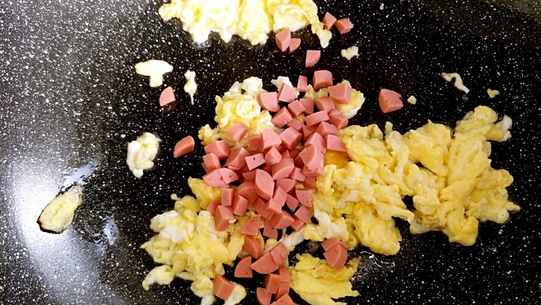 早餐-鸡蛋火腿炒饭,鸡蛋稍凝固以后转小火，一定要小火哦，加入火腿粒翻炒