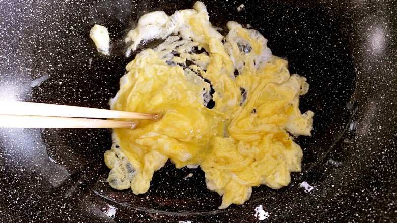 早餐-鸡蛋火腿炒饭,油热以后加入鸡蛋，用筷子快速打散