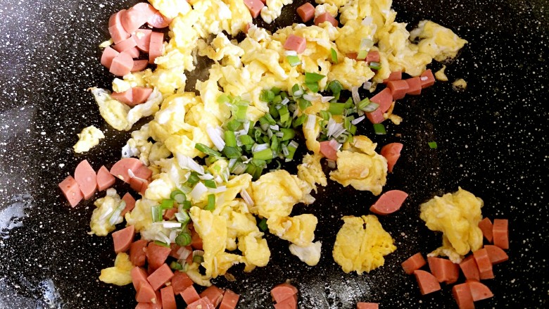 早餐-鸡蛋火腿炒饭,火腿变色以后加入葱进行翻炒