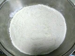 发面豆沙饼,用筷子把酵母和面粉搅拌均匀