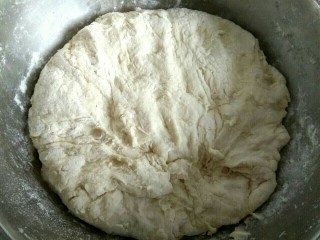 发面豆沙饼,把面揉在一起，盖上盖子，常温静置发酵四十分钟。以自己室内的温度而定，温度低就得时间长点