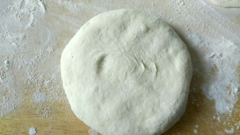 发面豆沙饼,把豆沙馅包起来，然后放面板上压平做成小饼状