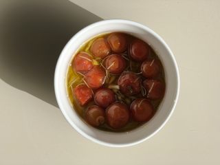 小番茄佛卡夏,25g橄榄油泡上野生番茄、迷迭香、适量盐、大蒜片