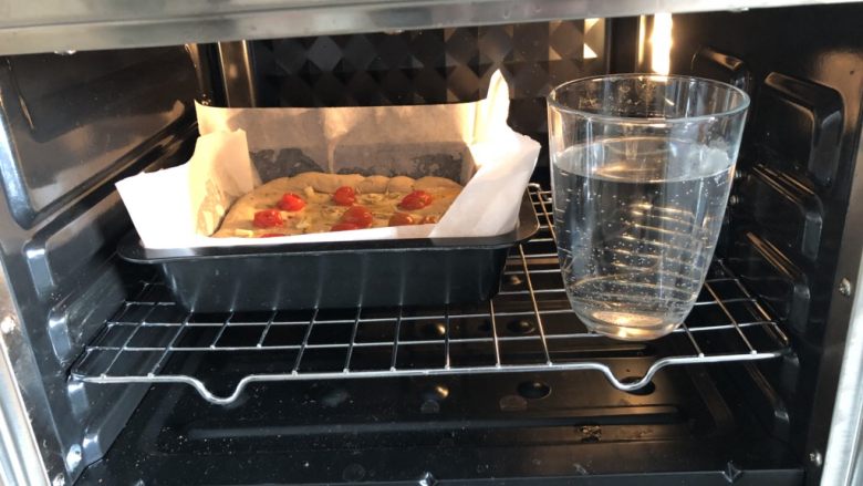 小番茄佛卡夏,放烤箱发酵，烤箱内放一杯清水保持湿度，进行第二次发酵，发酵30-40分钟
