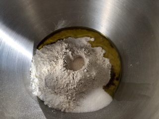 小番茄佛卡夏,高筋面粉与黑麦粉混合均匀，中间挖一小孔，倒入活性干酵母粉，盐和糖对角线放置，倒入橄榄油