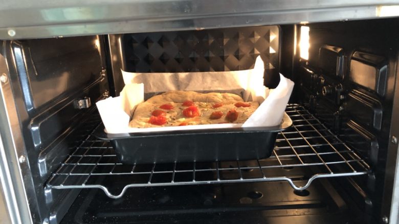 小番茄佛卡夏,烤箱提前预热，上火185度，下火190度，烤22分钟，终于观察，上色够了的话要加盖锡纸