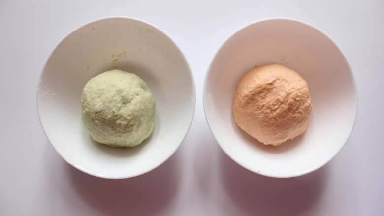 双色贝壳面（适合12个月以上的宝宝）,胡萝卜和油菜汁分别于面粉1:2的比例活成面团