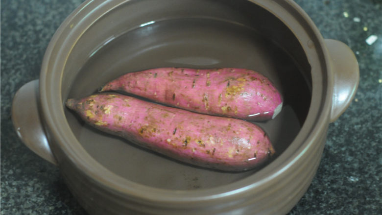 紫苏砂锅鲫鱼蒸,红薯放在砂锅里，倒上大半锅水