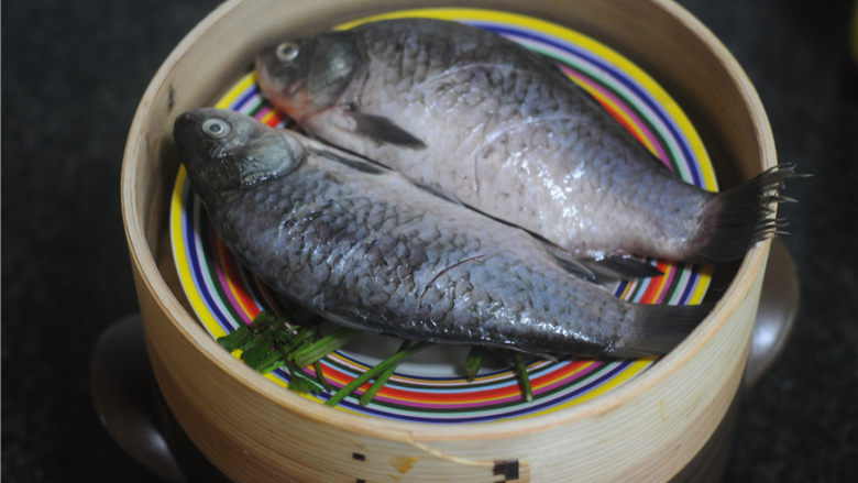 紫苏砂锅鲫鱼蒸,将鱼放在蒸笼里，蒸笼装在砂锅上