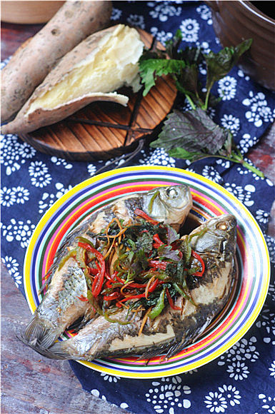 紫苏砂锅鲫鱼蒸,配上煮好的红薯，一道非常营养的减肥餐哦。