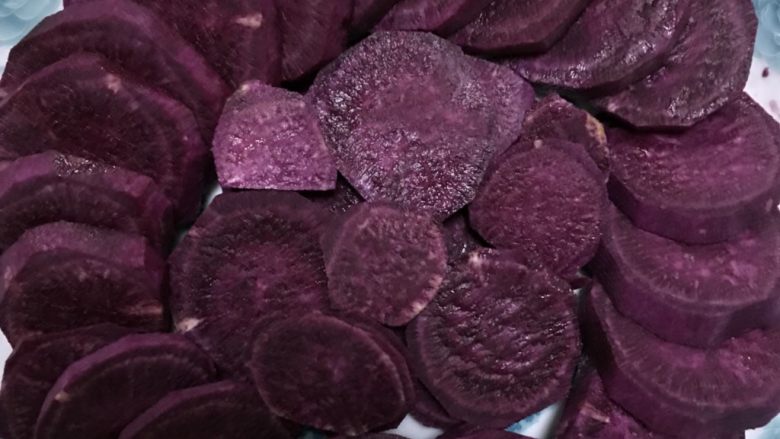 紫薯溶豆（附带紫薯泥做法）,切成薄片上蒸锅大火烧开后转中火蒸25到30分钟