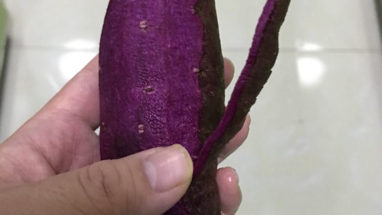 紫薯溶豆（附带紫薯泥做法）,用去皮器去皮