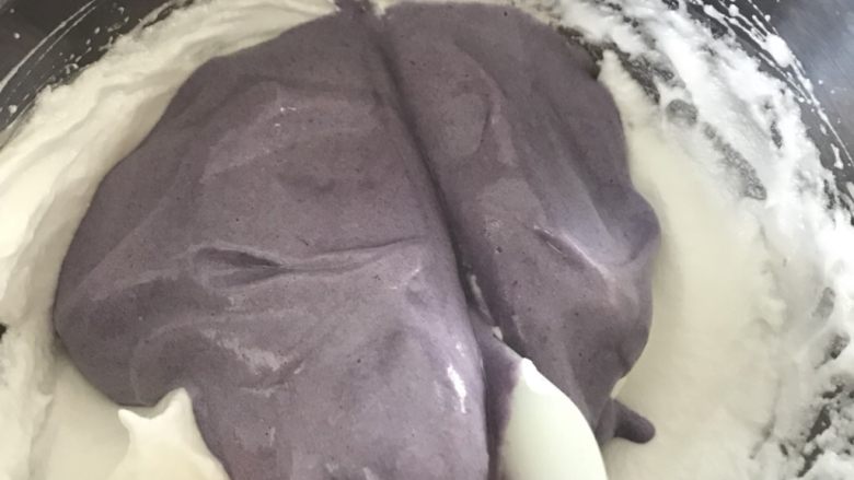 紫薯溶豆（附带紫薯泥做法）,这次翻拌要用切拌的手法，不要画圈搅拌，否则会消泡