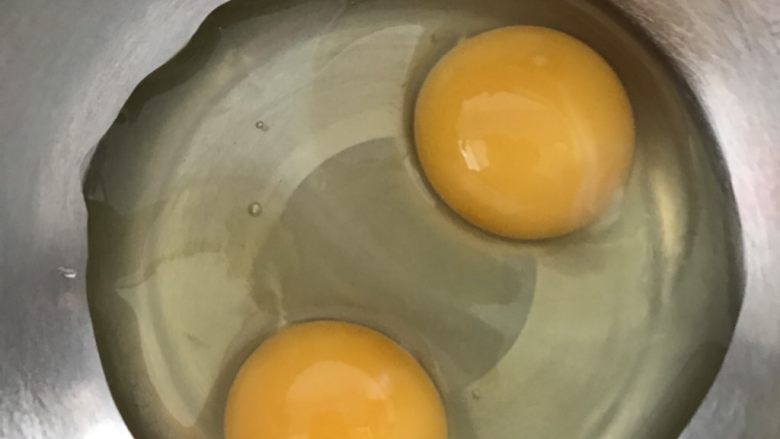 紫薯溶豆（附带紫薯泥做法）,无油无水的打蛋盆里打入两个鸡蛋