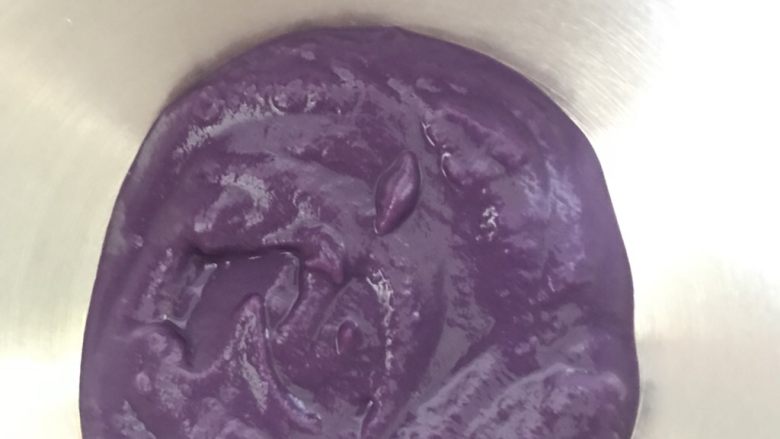 紫薯溶豆（附带紫薯泥做法）,这个紫薯泥我后来又加了些水调了一下，因为紫薯特别干，太稠了我怕与蛋白混合不均匀，所以又调了一下。