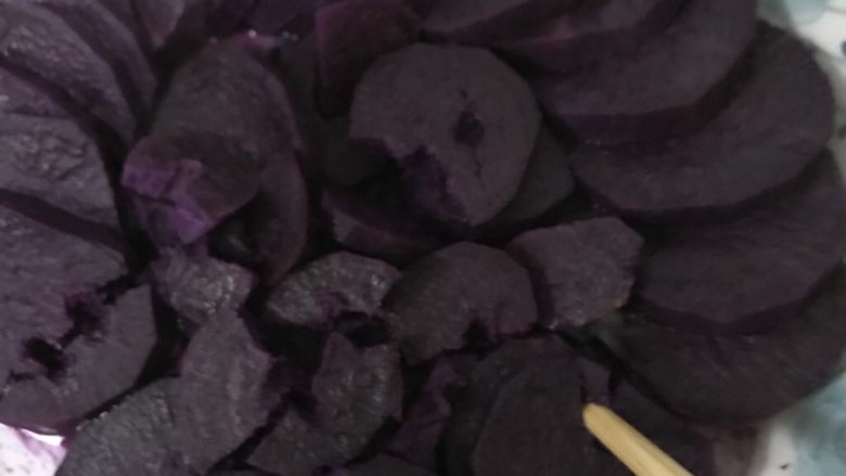 紫薯溶豆（附带紫薯泥做法）,判断是否熟，用筷子能轻松扎进去就好了。
