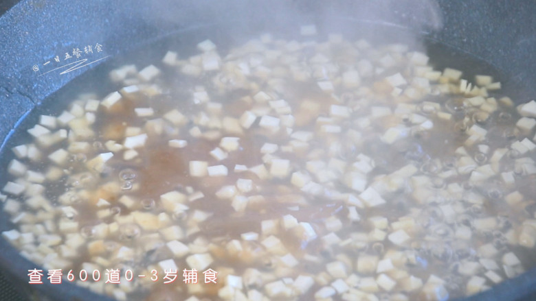 芹菜鸡蛋藕粉羹,水开后藕粉水倒入，搅拌均匀，藕粉糊呈透明色。这里看到褐色比较明显。