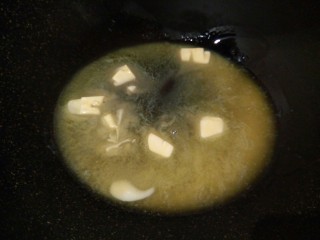 蔓越莓牛轧糖,将黄油倒入不粘锅中，全程开小火融化