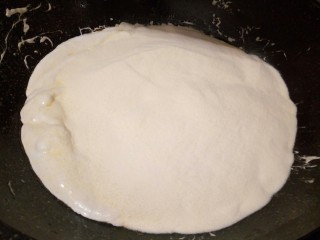 蔓越莓牛轧糖,将175克奶粉倒入不粘锅，小火搅拌至与棉花糖充分混合