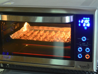 烤羊肉串,烤箱预热220度，烤10分钟