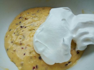 蔓越莓戚风蛋糕,盛1/3蛋白到蛋黄碗里，翻拌均匀(从底部往上翻拌，不要画圈搅拌)