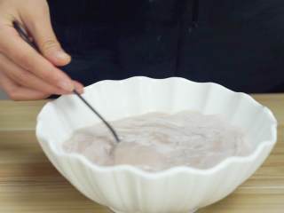 一起去海边捡海螺吧~盐焗海螺完美制作过程（含摆盘 ）,搅拌均匀，汤汁是藕粉色的
