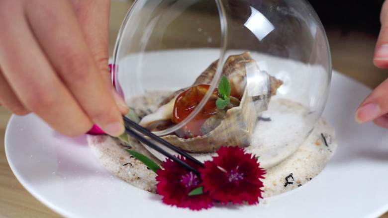 一起去海边捡海螺吧~盐焗海螺完美制作过程（含摆盘 ）,再在玻璃罩外面放上鲜花装饰盘面
