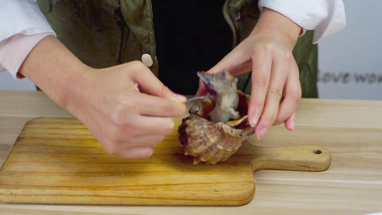一起去海边捡海螺吧~盐焗海螺完美制作过程（含摆盘 ）,用水果叉挑出海螺肉