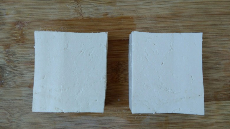 三汁皮蛋老豆腐,豆腐切成大小相同的两块。