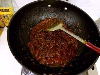 秘制香辣肉酱,小火熬制20分钟，熬制过程中要不断的翻炒防止糊锅。