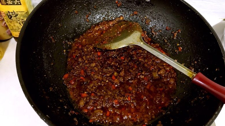 秘制香辣肉酱,小火熬制20分钟，熬制过程中要不断的翻炒防止糊锅。