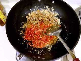 秘制香辣肉酱,放入切好的小米辣小火炒制5分钟。