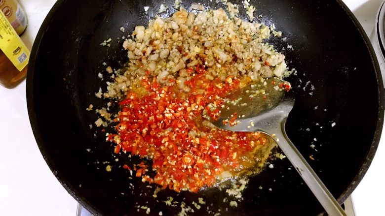 秘制香辣肉酱,放入切好的小米辣小火炒制5分钟。
