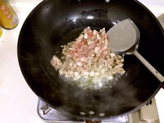 秘制香辣肉酱,锅中放油，油温烧至5成热时，放入切好的猪肉。