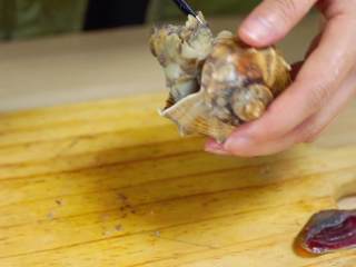一起去海边捡海螺吧~盐焗海螺完美制作过程（含摆盘 ）,把划开口子的螺肉再次装入海螺里面