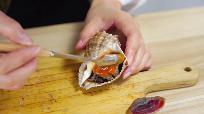 一起去海边捡海螺吧~盐焗海螺完美制作过程（含摆盘 ）,在面上抹上泰式辣椒酱