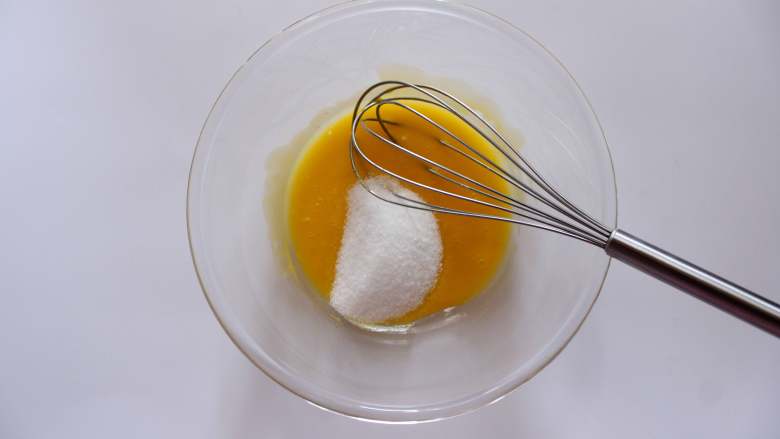 草莓松饼（适合15个月以上的宝宝）,蛋黄加入15g细砂糖搅拌均匀