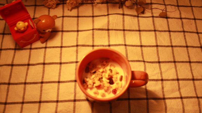 营养风味酸奶杯,首先在固体酸奶表面，均匀铺撒适量坚果仁与谷物混合麦片。