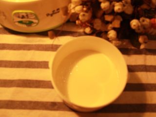 营养风味酸奶杯,将440 mL纯牛奶倒入全自动酸奶机的内胆中。