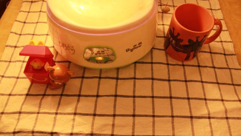营养风味酸奶杯,将全自动酸奶机通电加热，加快嗜热菌的繁殖速度，以缩短发酵时间。
