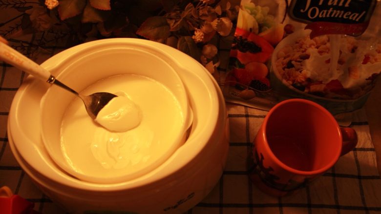 营养风味酸奶杯,经12小时发酵后，分别打开全自动酸奶机外壳与内胆的上盖。发酵好的固体酸奶不仅外观细腻、稳定，而且风味独特。