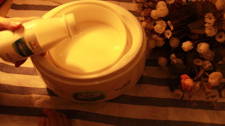 营养风味酸奶杯,将100 g丹麦式酸奶加入上述含糖纯牛奶中，均匀搅拌。