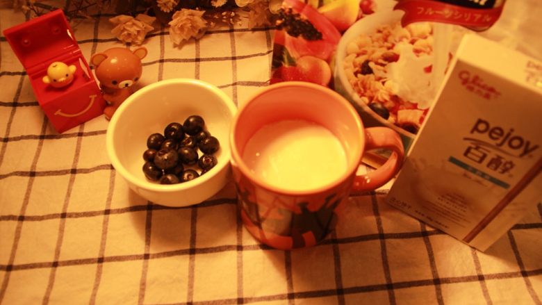 营养风味酸奶杯,接下来，取新鲜的<a style='color:red;display:inline-block;' href='/shicai/ 623'>蓝莓</a>，洗净；同时，取麦片和饼干继续制作营养风味酸奶杯。