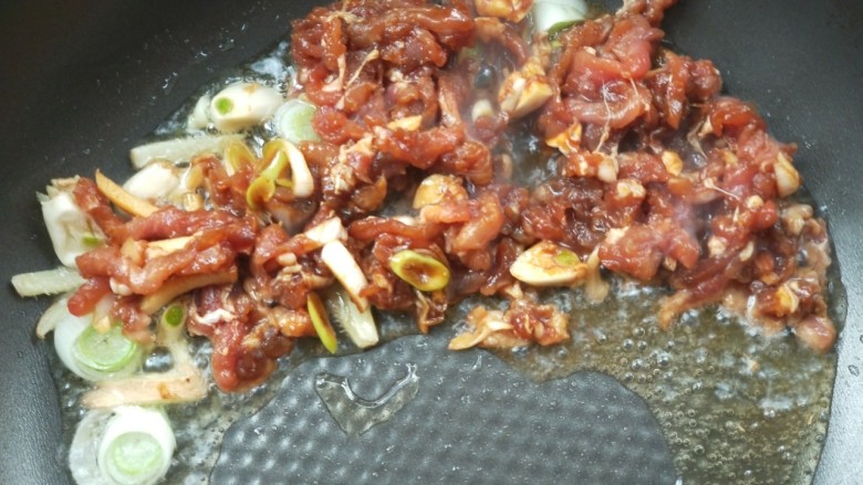 有助于抵抗雾霾的木耳黄花菜炒肉,倒入肉丝。