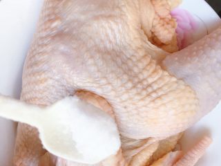 电饭煲焗鸡,鸡洗净擦干水分，鸡身撒上一小勺盐，用手抹匀，给鸡做一下按摩