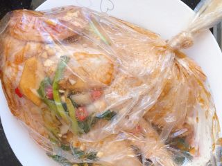 电饭煲焗鸡,取一个保鲜袋，把鸡和剩下的酱汁都倒进去袋子里，扎进袋子，放进冰箱冷藏腌制一夜